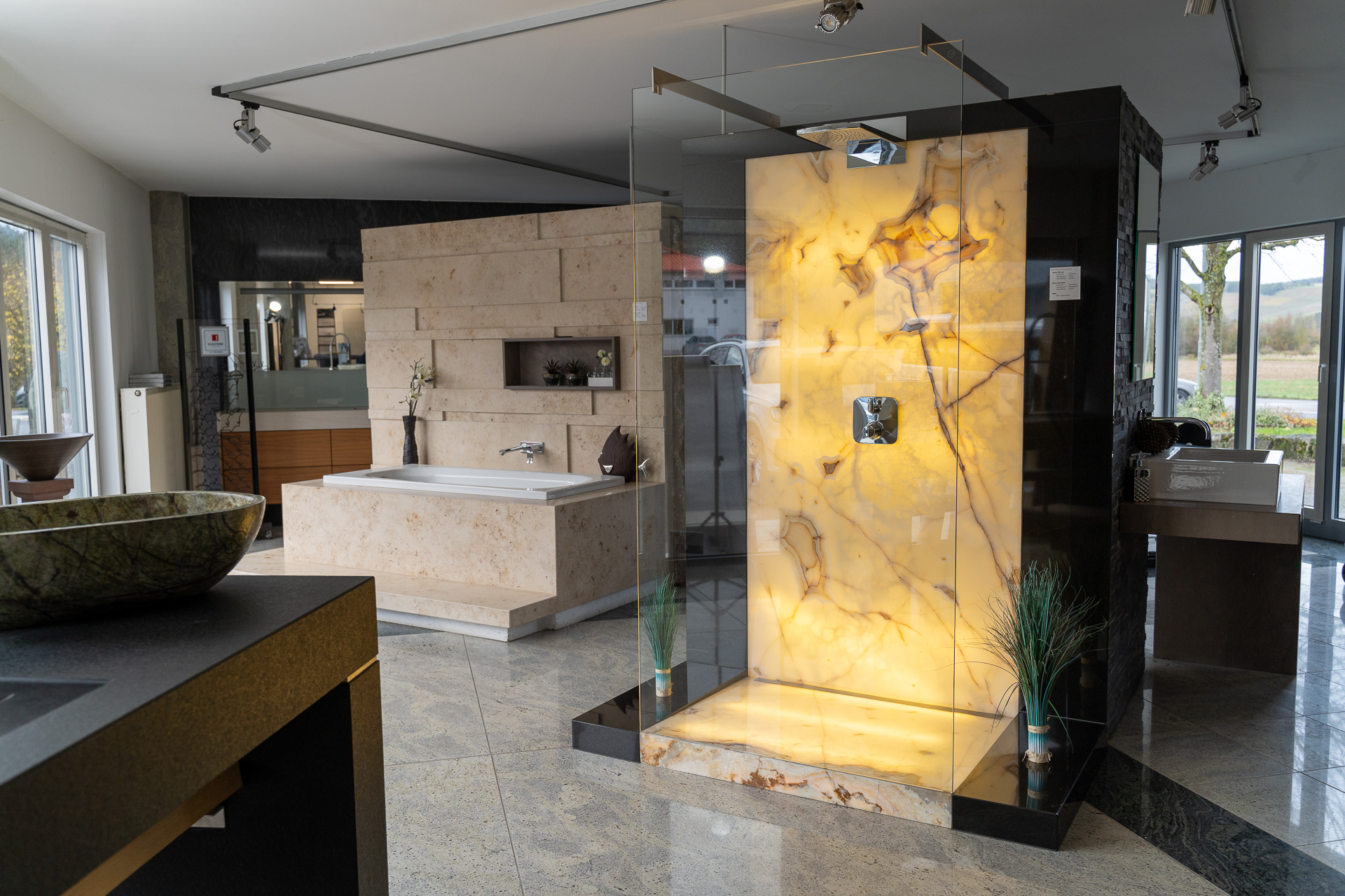 Ausstellungsraum Fleck Natursteine mit Duschen und Bädern