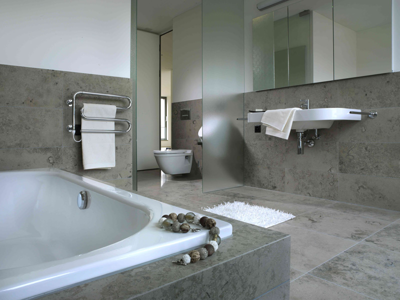 Badezimmer mit Wandverkleidung in Kalkstein Jura grau in satinierter Oberfläche  