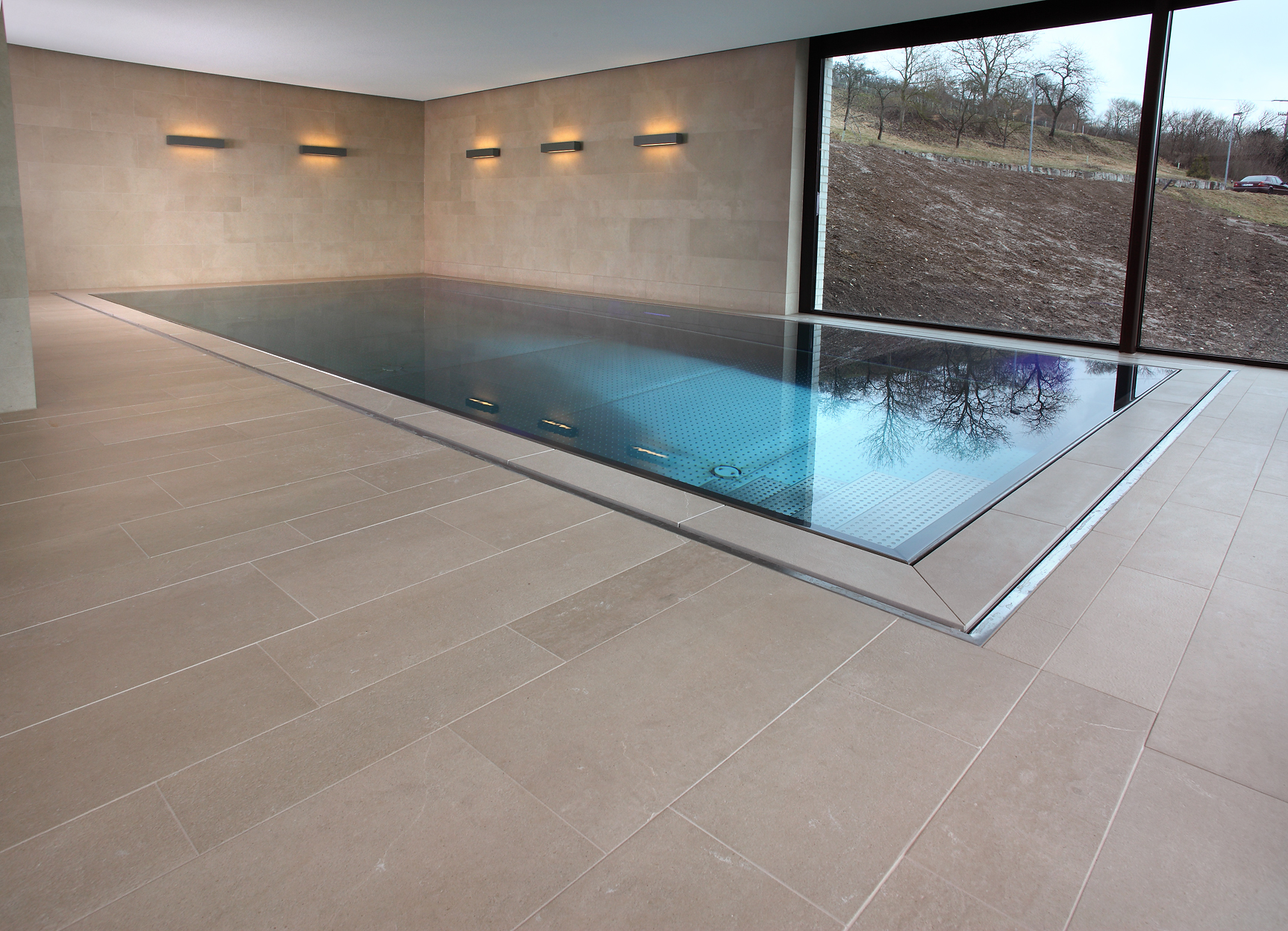 Indoor-Pool mit Fliesen aus Kalkstein
