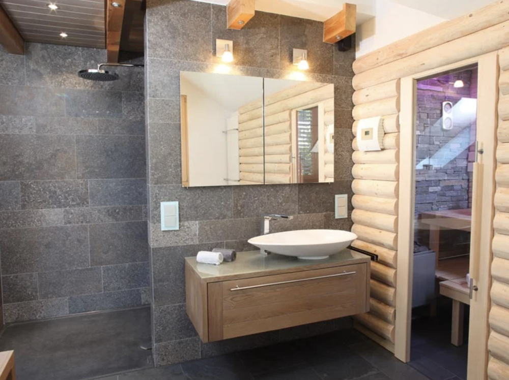 Badezimmer mit Waschbecken und Wand in Kirchheimer Muschelkalk