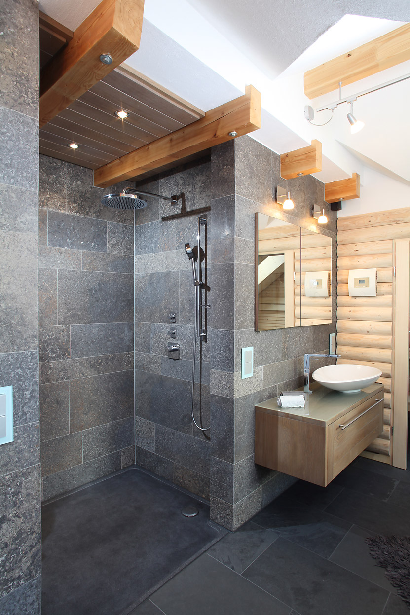 Dusche und Waschbecken mit Wand aus Kirchheimer Muschelkalk