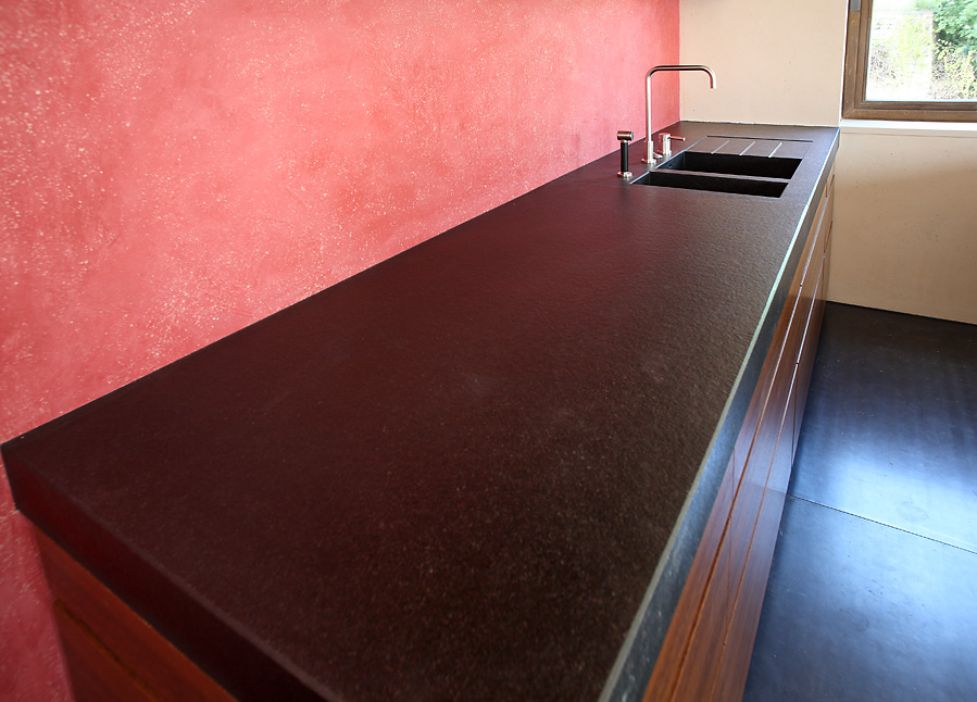 Granit Küchenarbeitsplatte in Nero Assoluto mit gebürsteter Oberfläche