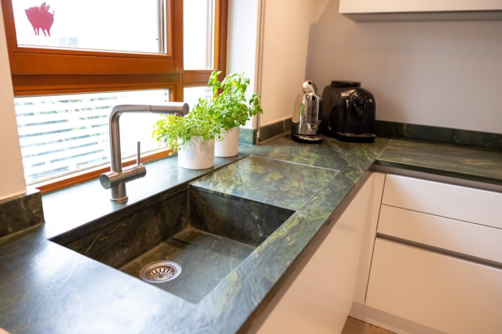 Ansicht einer Spüle in der Küche aus Naturstein