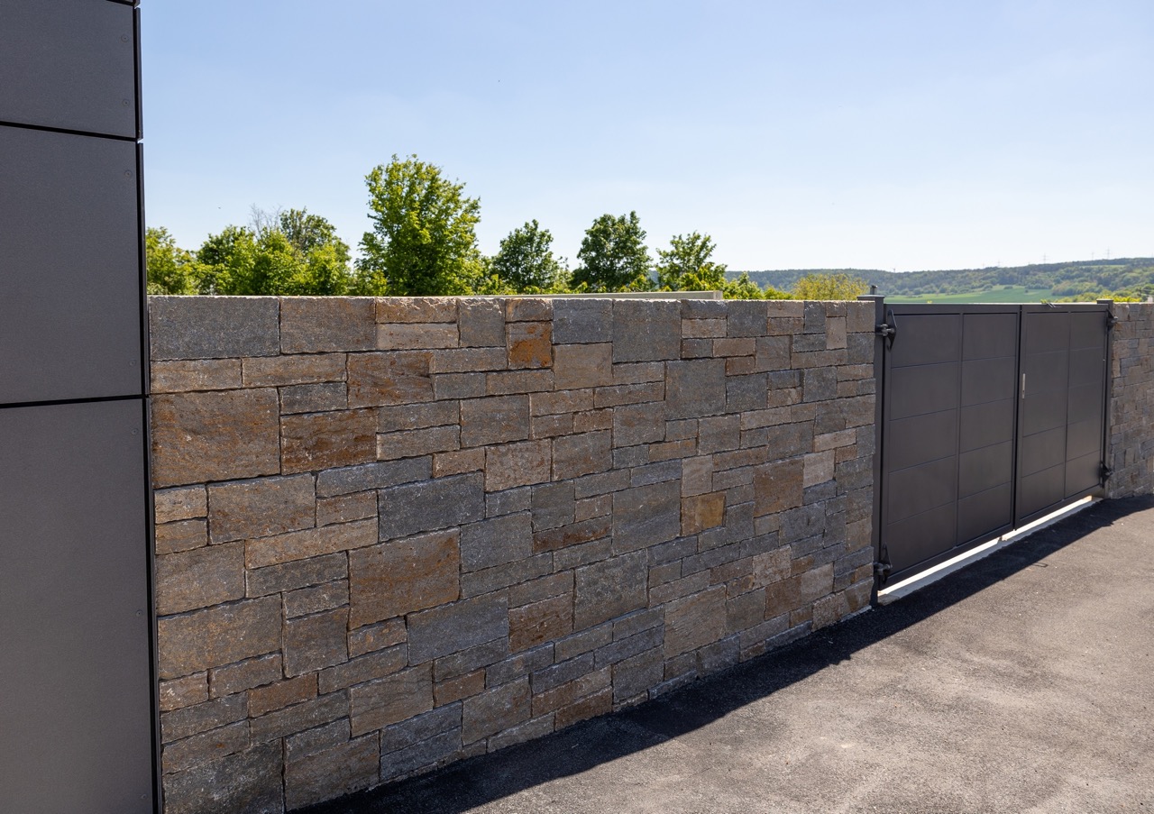 Mauer im Freien mit Natursteinen aus Kirchheimer Muschelkalk
