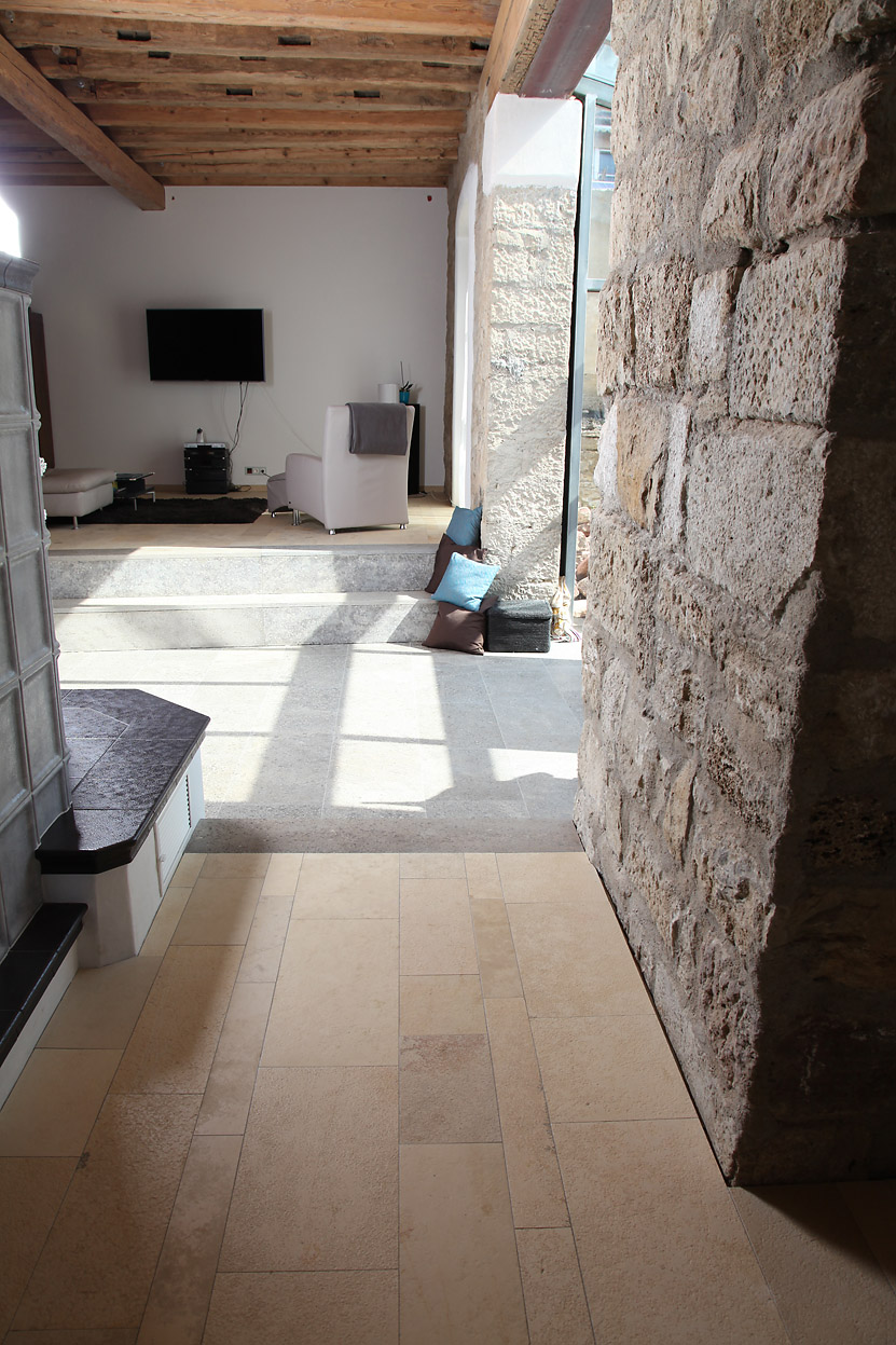 Wohnzimmer mit Fliesen aus Kalkstein